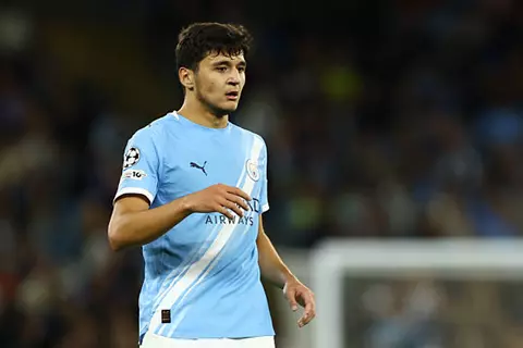 عودة مرتبكة ومنافسة شرسة.. هل ينجو خوسانوف من زحام دفاع مانشستر سيتي؟